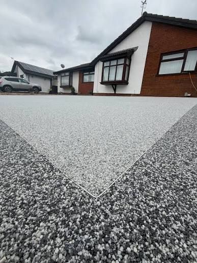 Close-up of a two-tone stone driveway border